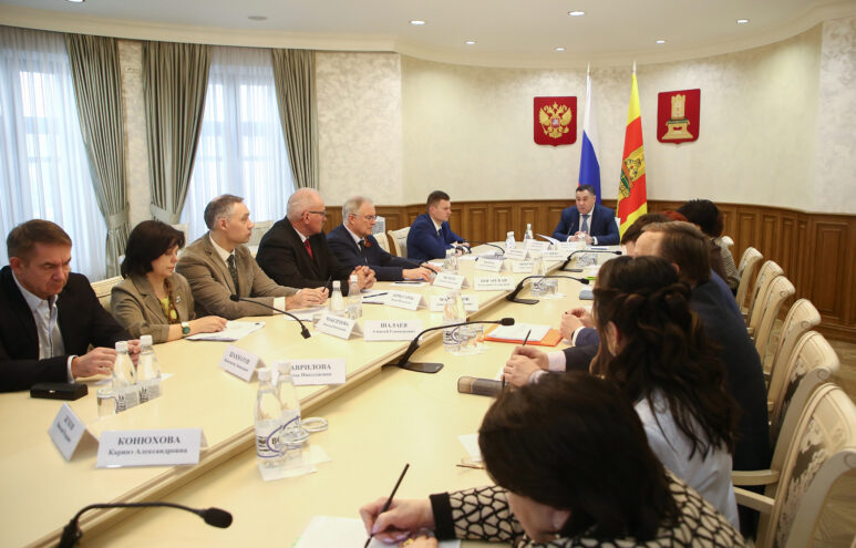 Губернатор Игорь Руденя провел совещание с главными врачами больниц региона Губернатор Игорь Руденя