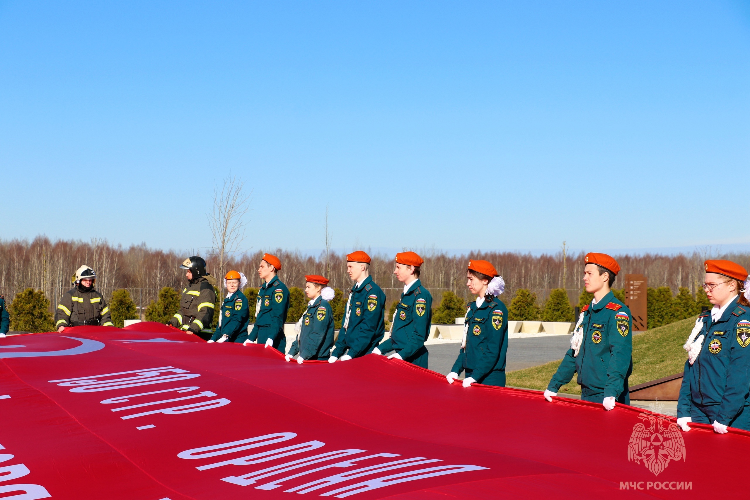 На территории Ржевского мемориала развернули знамя Победы