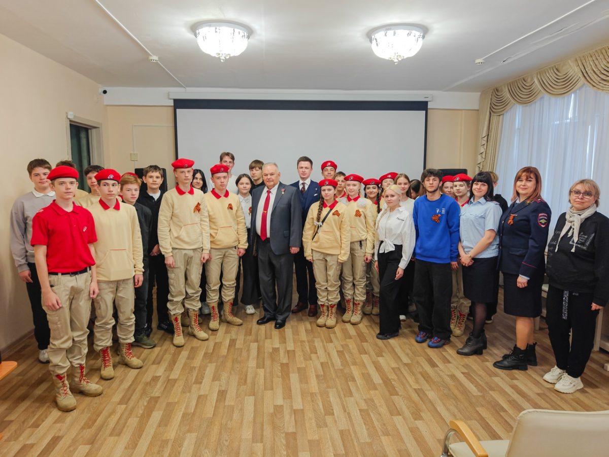 В Лихославле школьники встретились с лётчиком-космонавтом и руководителем поискового отряда школьники