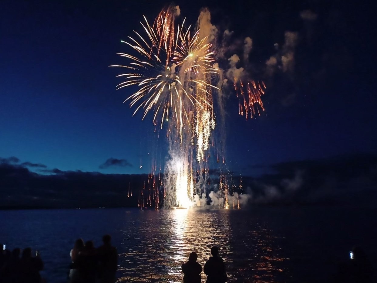 В День Победы небо над Селигером озарил праздничный салют