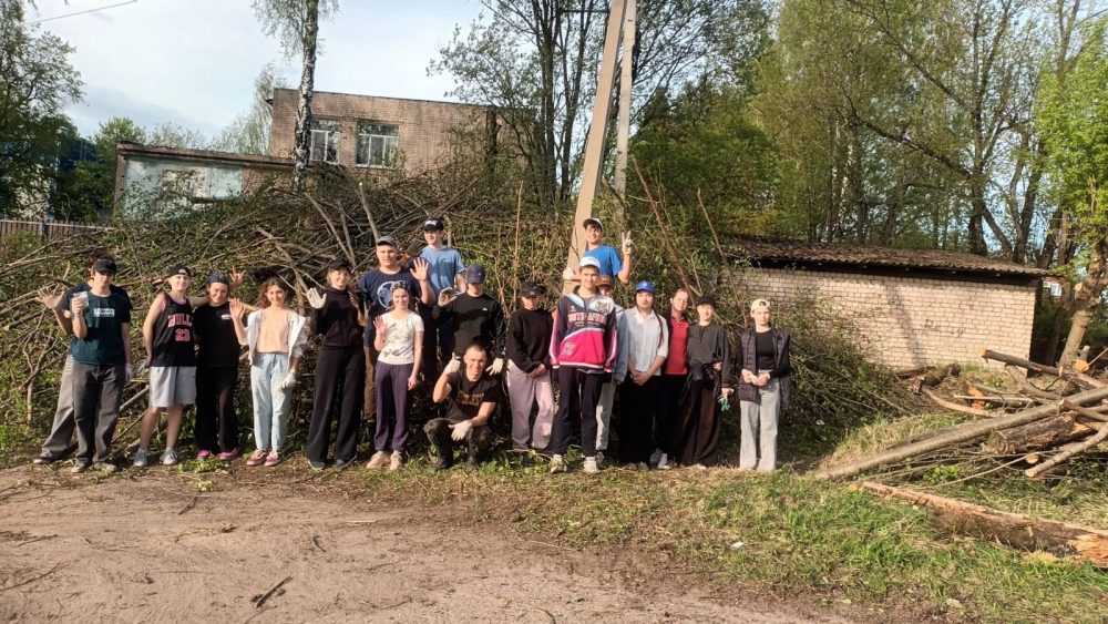 Трудовой молодежный отряд благоустраивает территорию города Бологое Бологое