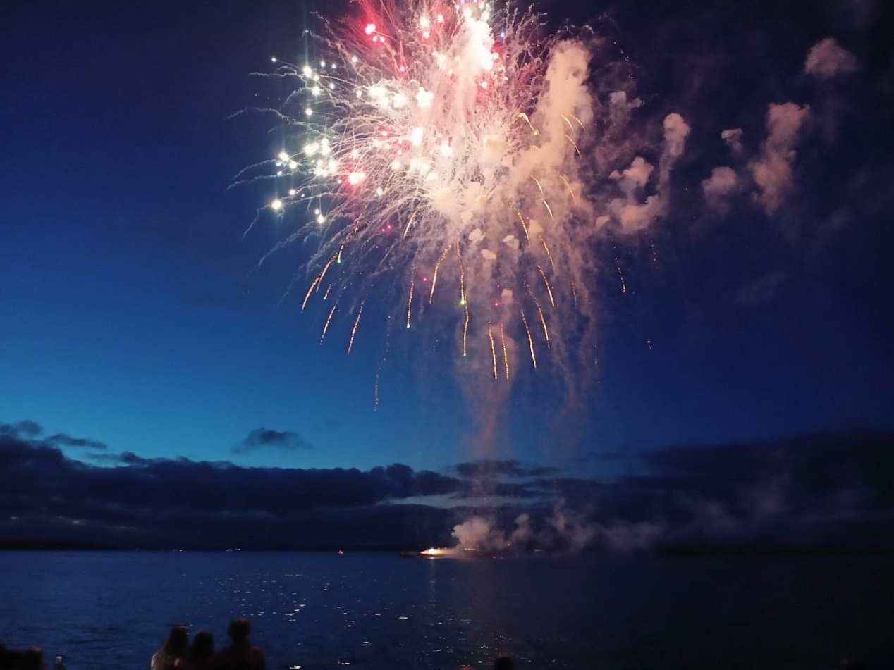 В День Победы небо над Селигером озарил праздничный салют