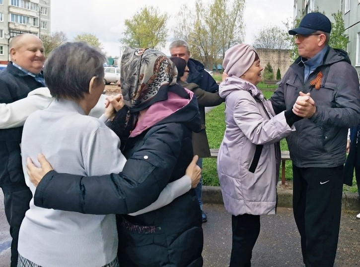 В Андреаполе прошла акция «Вальс Победы»: жители танцевали под музыку военных лет Вальс Победы