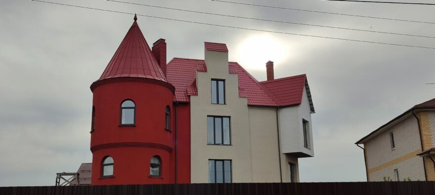 В Твери начали достраивать дом, брошенный американским писателем-фантастом 20 лет назад