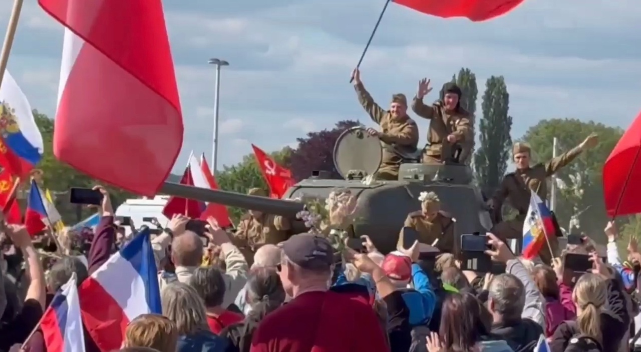 В Праге на митинге в честь Дня Победы спели «Священную войну» и прокатились на танке