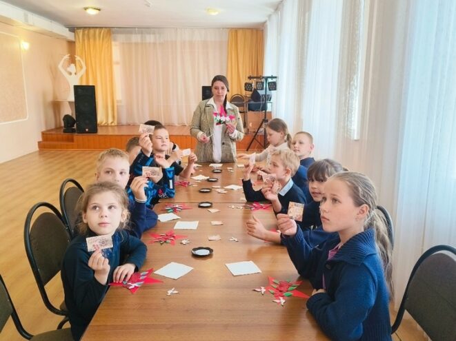 Дети из Оленино Тверской области сделали открытки для ветеранов войны Дети