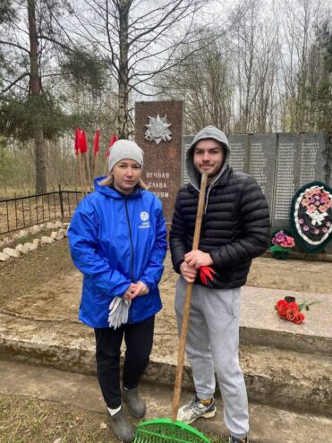 Энергетики тверского филиала «Россети Центр» благоустраивают мемориалы в преддверии 80-летия Великой Победы Великой