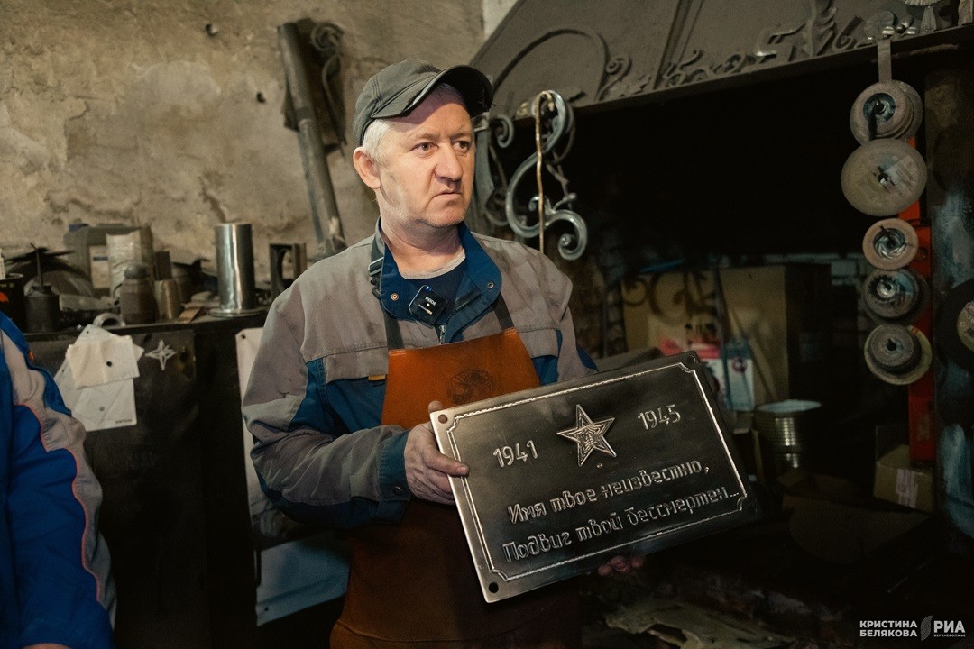 Кузнец из Тверской области изготовил мемориал неизвестному летчику Тверской области