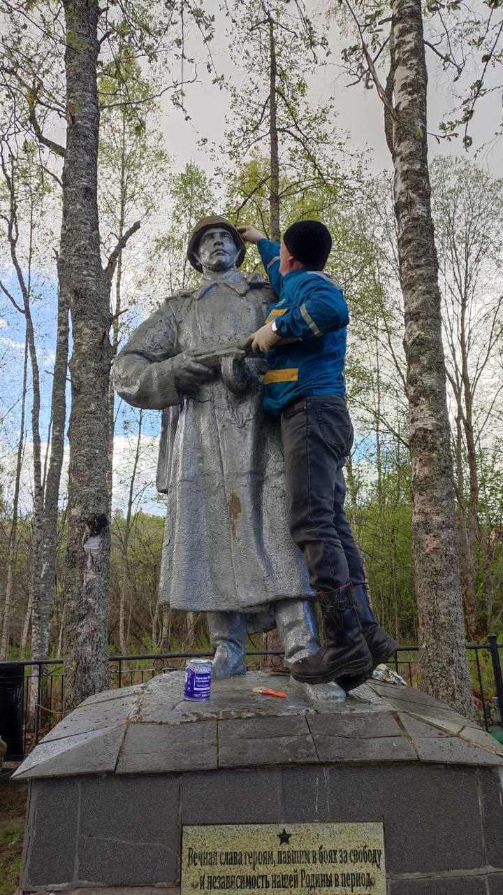 Энергетики тверского филиала «Россети Центр» благоустраивают мемориалы в преддверии 80-летия Великой Победы