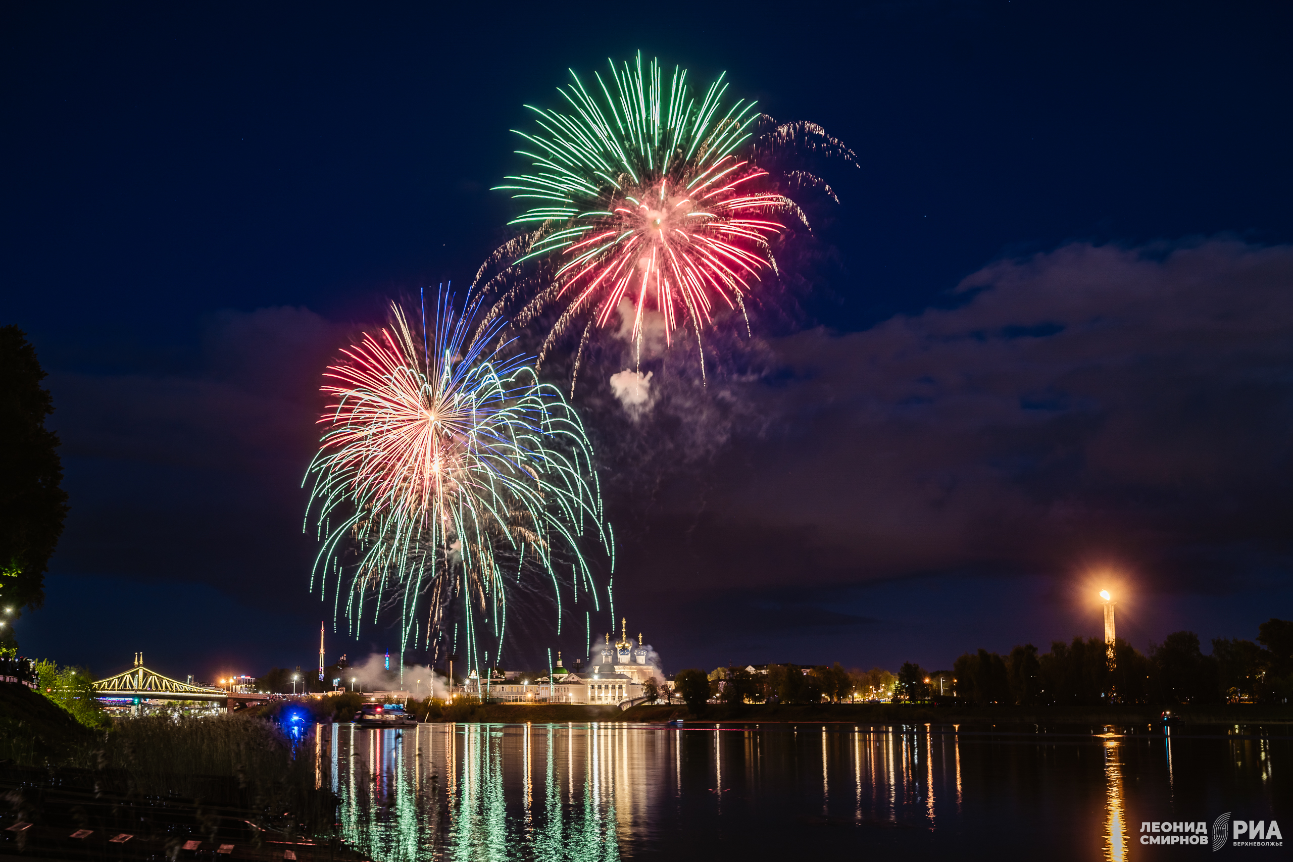 Празднование Дня Победы в Твери завершилось красочным салютом