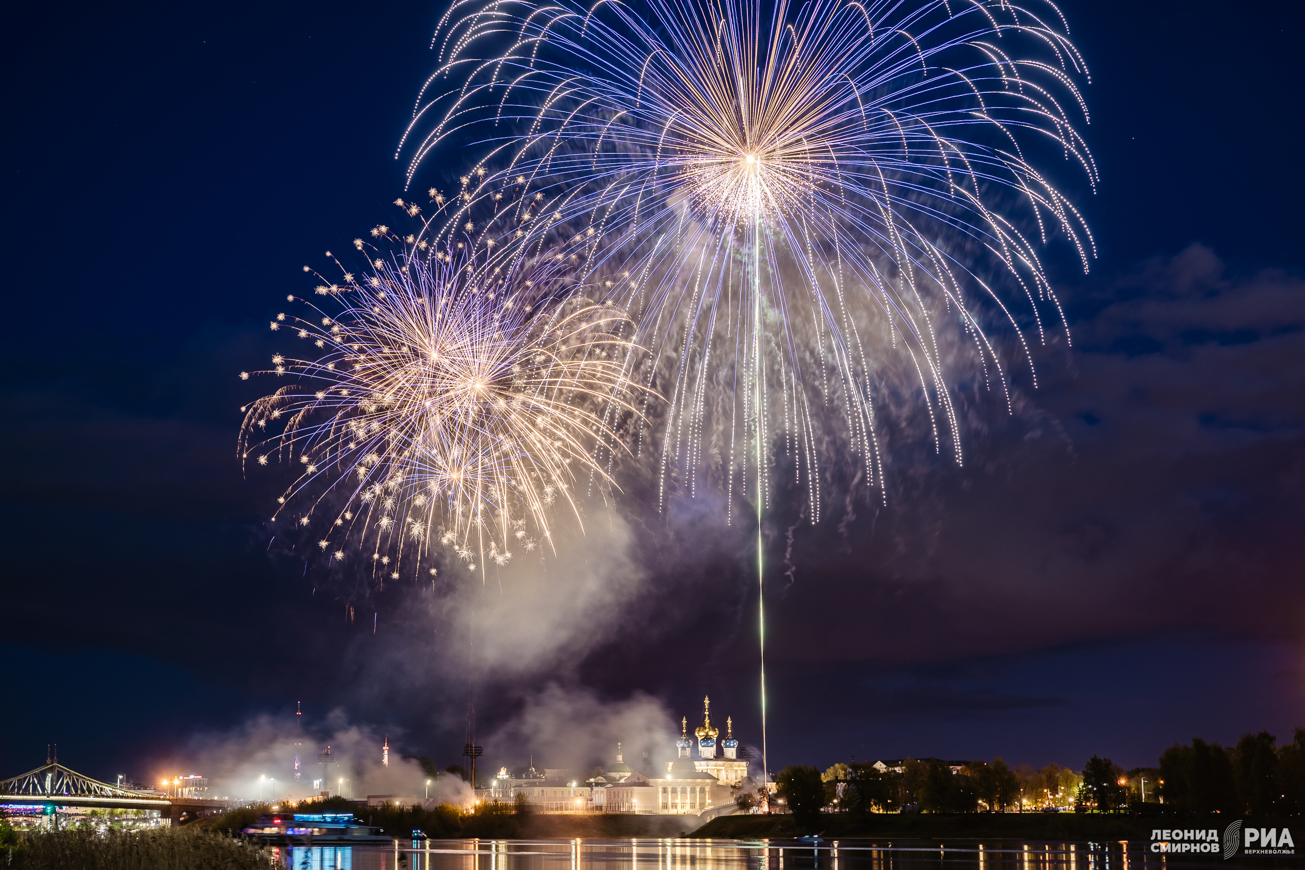 Празднование Дня Победы в Твери завершилось красочным салютом