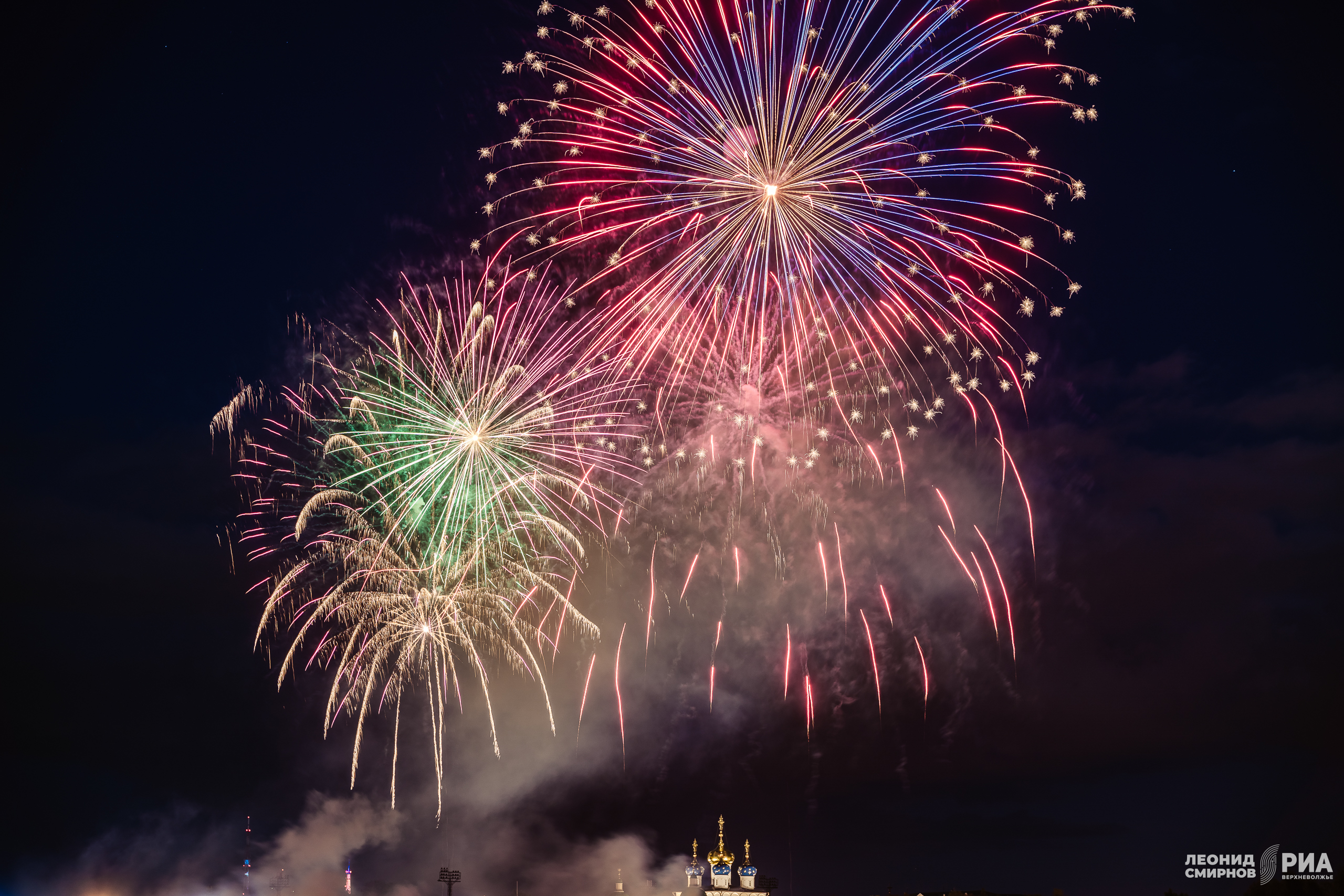 Празднование Дня Победы в Твери завершилось красочным салютом