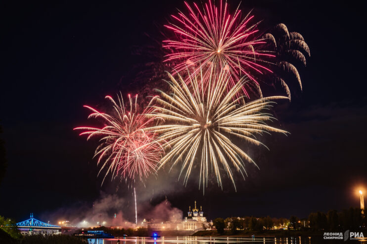 Празднование Дня Победы в Твери завершилось красочным салютом завершилось