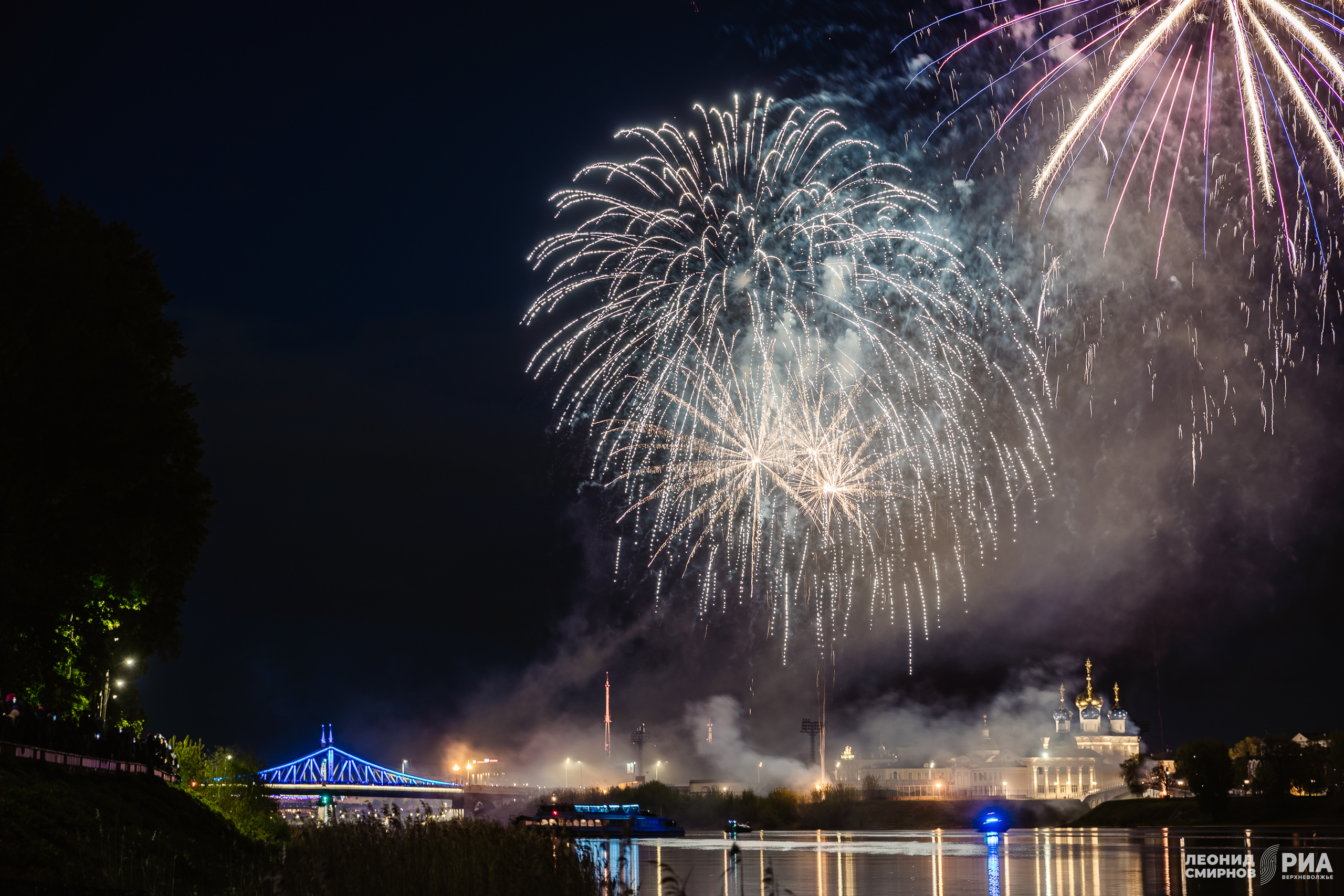 Празднование Дня Победы в Твери завершилось красочным салютом