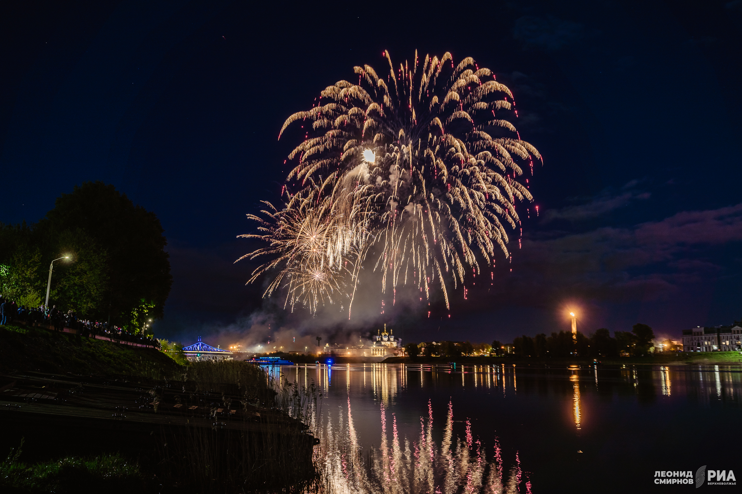 Празднование Дня Победы в Твери завершилось красочным салютом