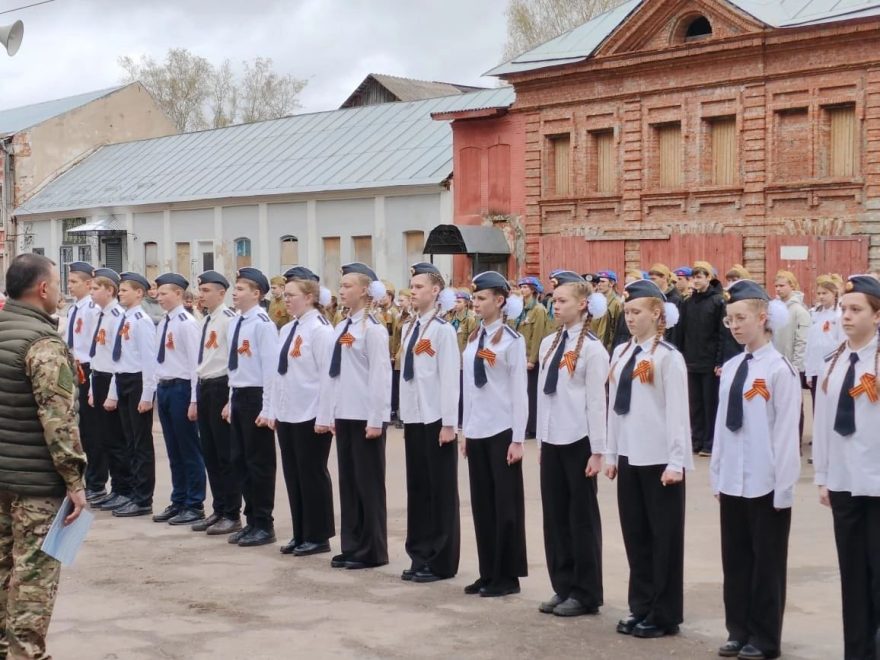 В Осташкове прошел первый муниципальный смотр строя и песни