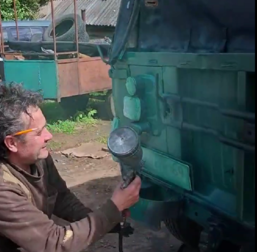 В Вышнем Волочке Тверской области готовят машину для отправки на фронт В Вышнем Волочке Тверской области готовят машину для отправки на фронт