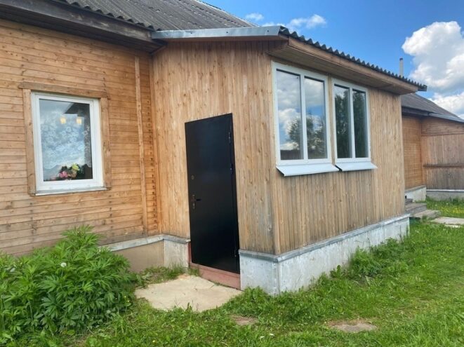 В Оленинском округе идет благоустройство сельской библиотеки В Оленинском округе идет благоустройство сельской библиотеки