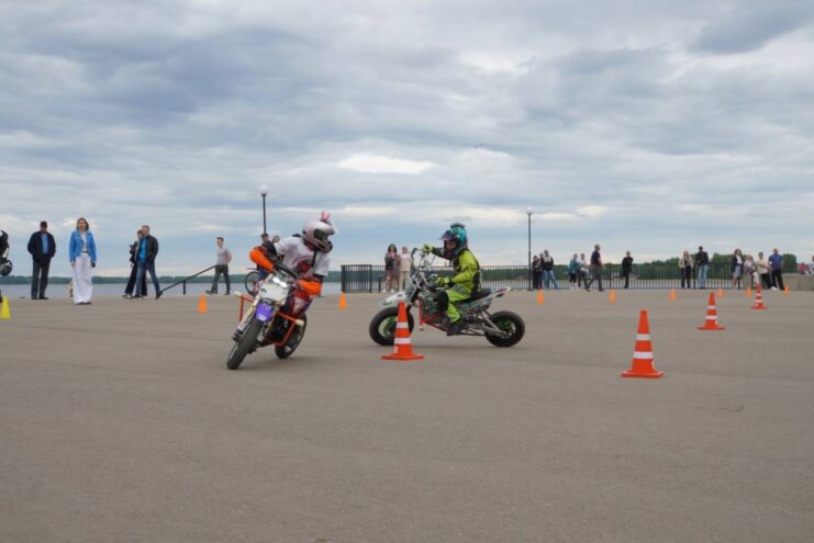 Осташков отпраздновал День города показательными выступлениями мотоциклистов Осташков отпраздновал День города показательными выступлениями мотоциклистов