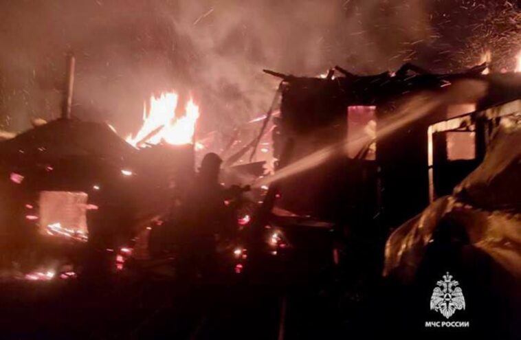 Сотрудники МЧС оперативно потушили горящую заброшку в Нелидово Сотрудники МЧС оперативно потушили горящую заброшку в Нелидово