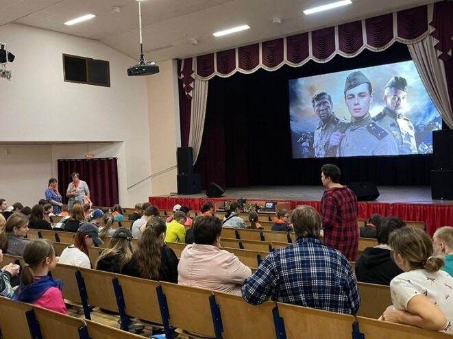 Мужество, героизм и настоящая дружба: в андреапольском ДК прошли кинопоказ и игровая программа Мужество, героизм и настоящая дружба: в андреапольском ДК прошли кинопоказ и игровая программа