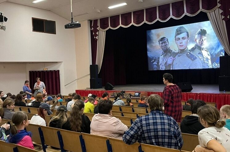 Мужество, героизм и настоящая дружба: в андреапольском ДК прошли кинопоказ и игровая программа Мужество, героизм и настоящая дружба: в андреапольском ДК прошли кинопоказ и игровая программа