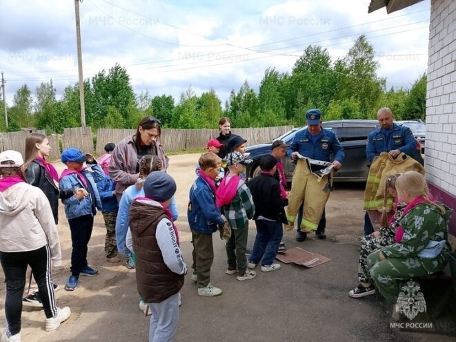 Школьники из Андреаполя посетили пожарно-спасательную часть Школьники из Андреаполя посетили пожарно-спасательную часть