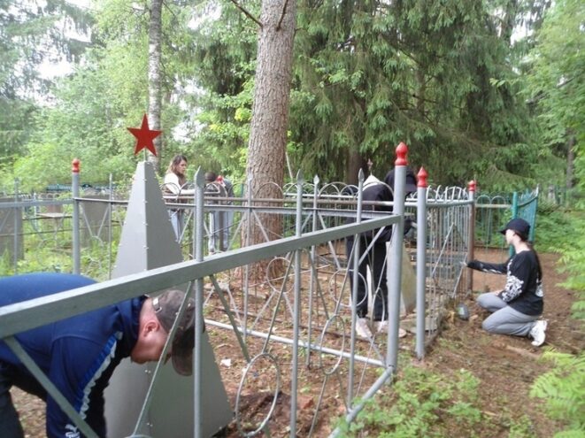 Андреапольские школьники приняли участие в благоустройстве захоронений летчиков