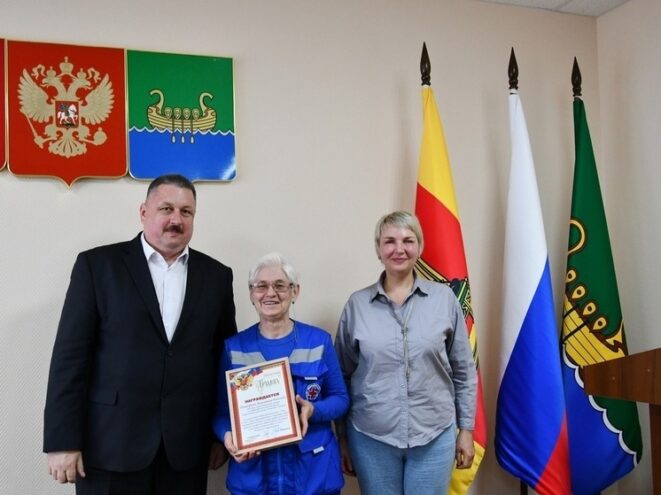 В Андреаполе за многолетний труд наградили фельдшера «скорой помощи» Валентину Тимофееву В Андреаполе за многолетний труд наградили фельдшера «скорой помощи» Валентину Тимофееву