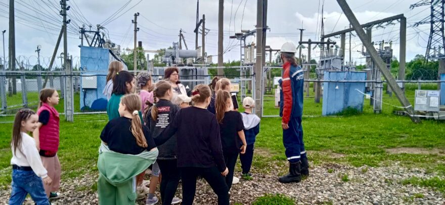 Электричество без тайн: тверские энергетики «Россети Центр» провели увлекательную экскурсию для школьников в Лесном районе электрических сетей