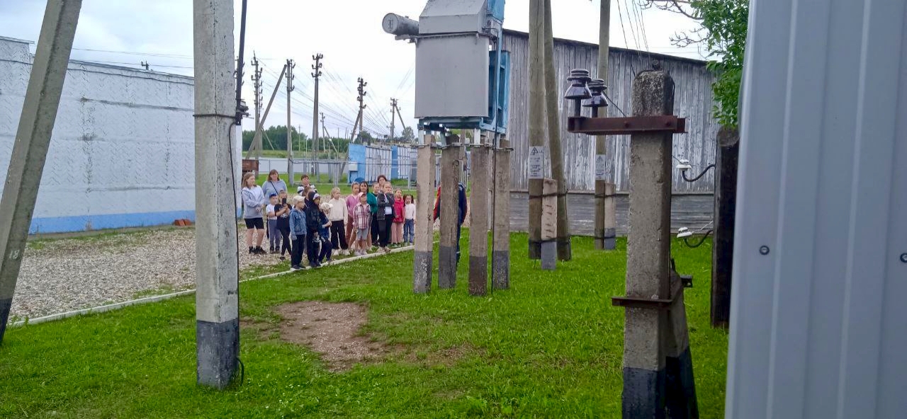 Электричество без тайн: тверские энергетики «Россети Центр» провели увлекательную экскурсию для школьников в Лесном районе электрических сетей