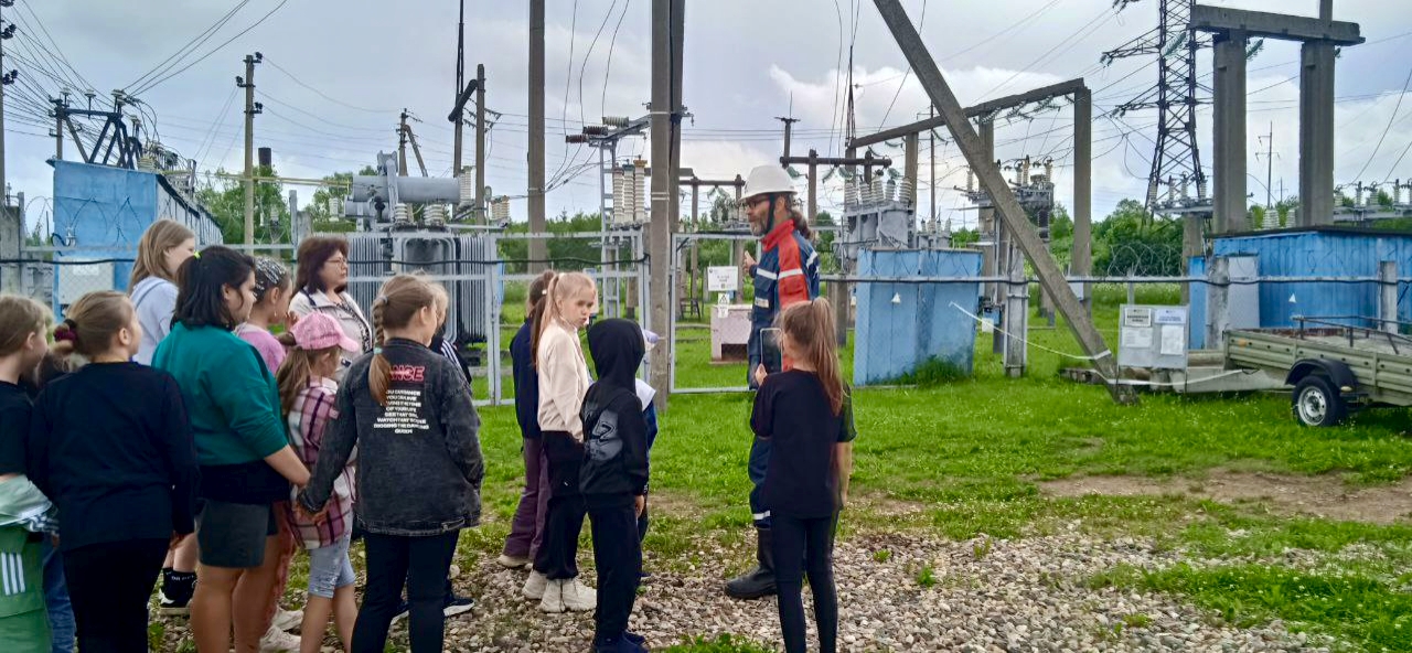 Электричество без тайн: тверские энергетики «Россети Центр» провели увлекательную экскурсию для школьников в Лесном районе электрических сетей