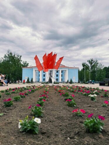 Около ДШИ в Нелидово высадили "огромную клумбу" Около ДШИ в Нелидово высадили "огромную клумбу"