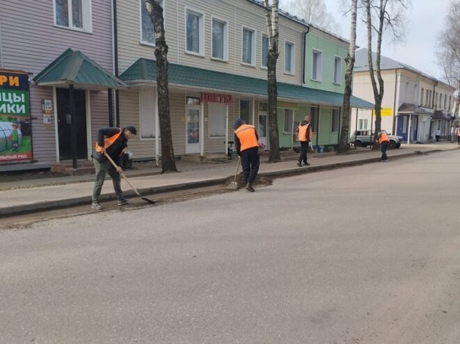 Осужденные вышли на улицы Андреаполя, вооружившись лопатами и метлами Осужденные вышли на улицы Андреаполя, вооружившись лопатами и метлами