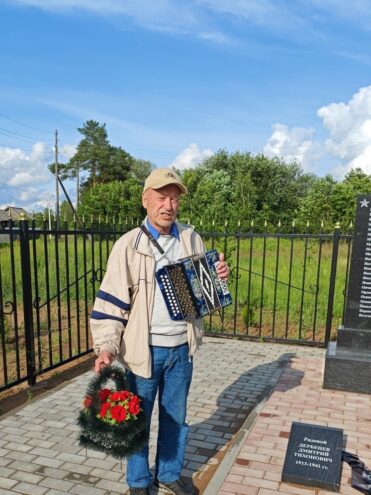 В Андреапольский округ почтить память дяди приехал гармонист и поэт Николай Лемехов