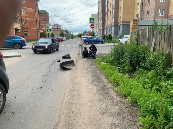 Двое подростков на электросамокате создали ДТП на улице в Твери Двое подростков на электросамокате создали ДТП на улице в Твери