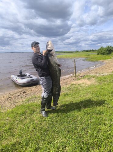 Огромную 30-килограммовую рыбу выловил житель Тверской области Огромную 30-килограммовую рыбу выловил житель Тверской области