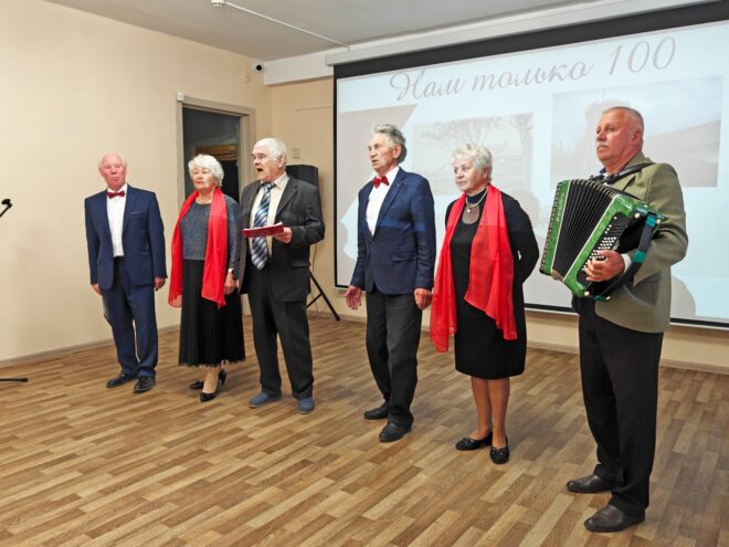 Агитбригада ветеранов представила в Лихославле программу «Нам только 100» Агитбригада ветеранов представила в Лихославле программу «Нам только 100»