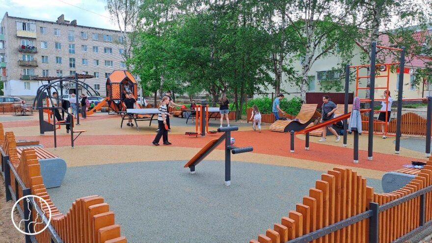 В Лихославле Тверской области дети радуются новой игровой площадке В Лихославле Тверской области дети радуются новой игровой площадке