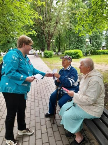 Стихи на улицах Бологое: жители прочитали классику в День России Стихи на улицах Бологое: жители прочитали классику в День России