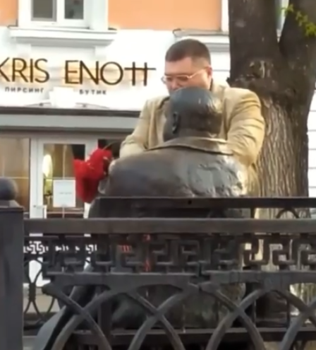 Как живой: Тверь шокирована появлением в городе легендарного шансонье Как живой: Тверь шокирована появлением в городе легендарного шансонье