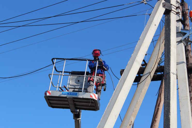 Сотрудники «Тверьэнерго» восстанавливают электроснабжение после прохождения грозового фронта Сотрудники «Тверьэнерго» восстанавливают электроснабжение после прохождения грозового фронта
