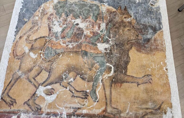 В Тверскую область вернулись две уникальные фрески из калязинского монастыря В Тверскую область вернулись две уникальные фрески из калязинского монастыря