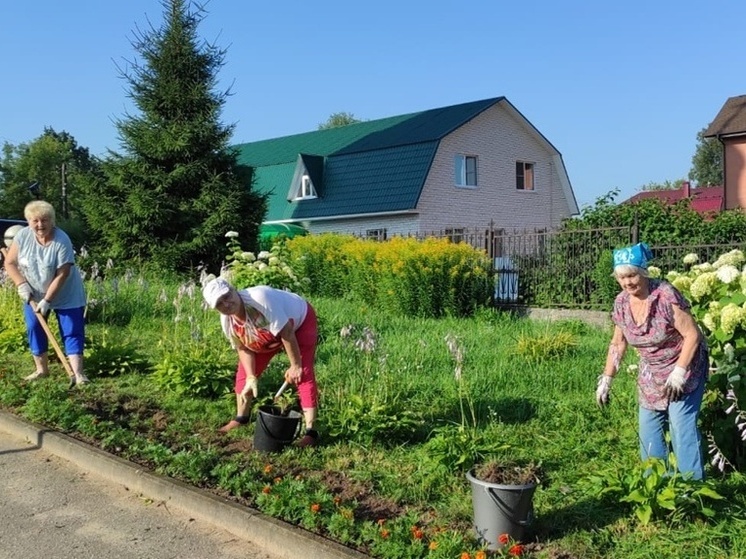 Пенсионерки из Лихославля ухаживают за территорией Успенского храма