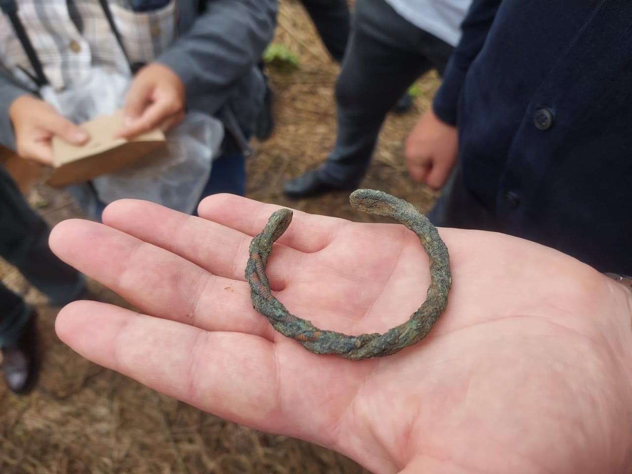 На раскопках в Тверской области нашли уникальный медный браслет 14 века На раскопках в Тверской области нашли уникальный медный браслет 14 века