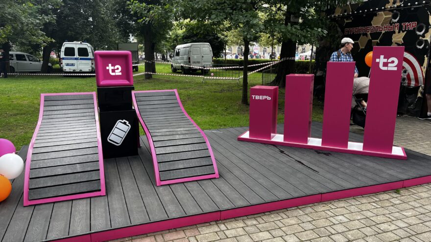 В Твери, как на курорте: в городе открыли фотовыставку и зону релакса T2