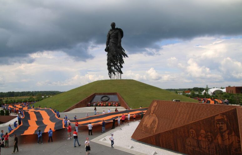 В Тверской области развернули 300-метровую Георгиевскую ленту Ржевский мемориал