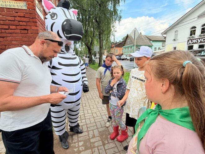 В Осташкове сотрудники Госавтоинспекции вместе с «Зеброй» напомнили правила дорожного движения