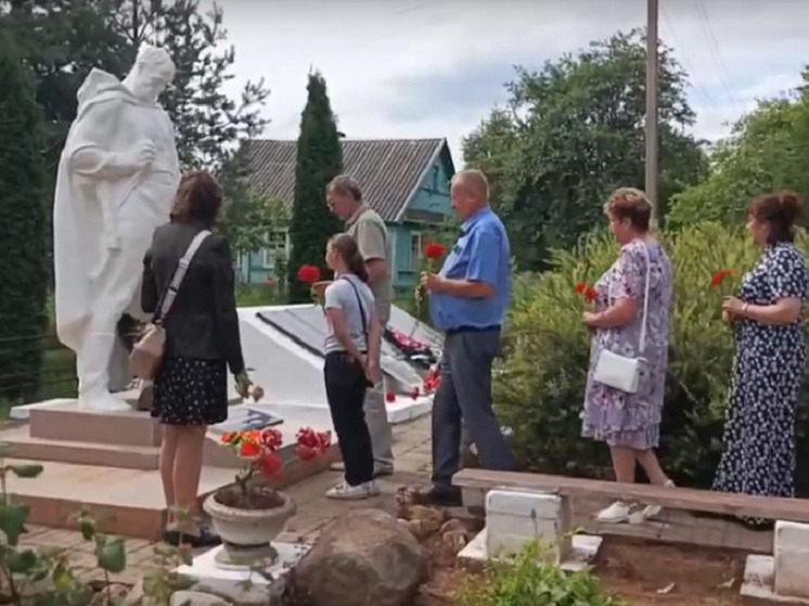 Глава Оленинского округа возложил цветы к одному из самых больших воинских захоронений муниципалитета Глава Оленинского округа возложил цветы к одному из самых больших воинских захоронений муниципалитета