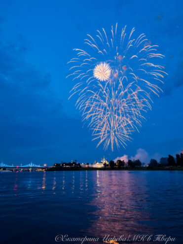 Праздничный фейерверк отгремел в небе над Твеью Праздничный фейерверк отгремел в небе над Твеью